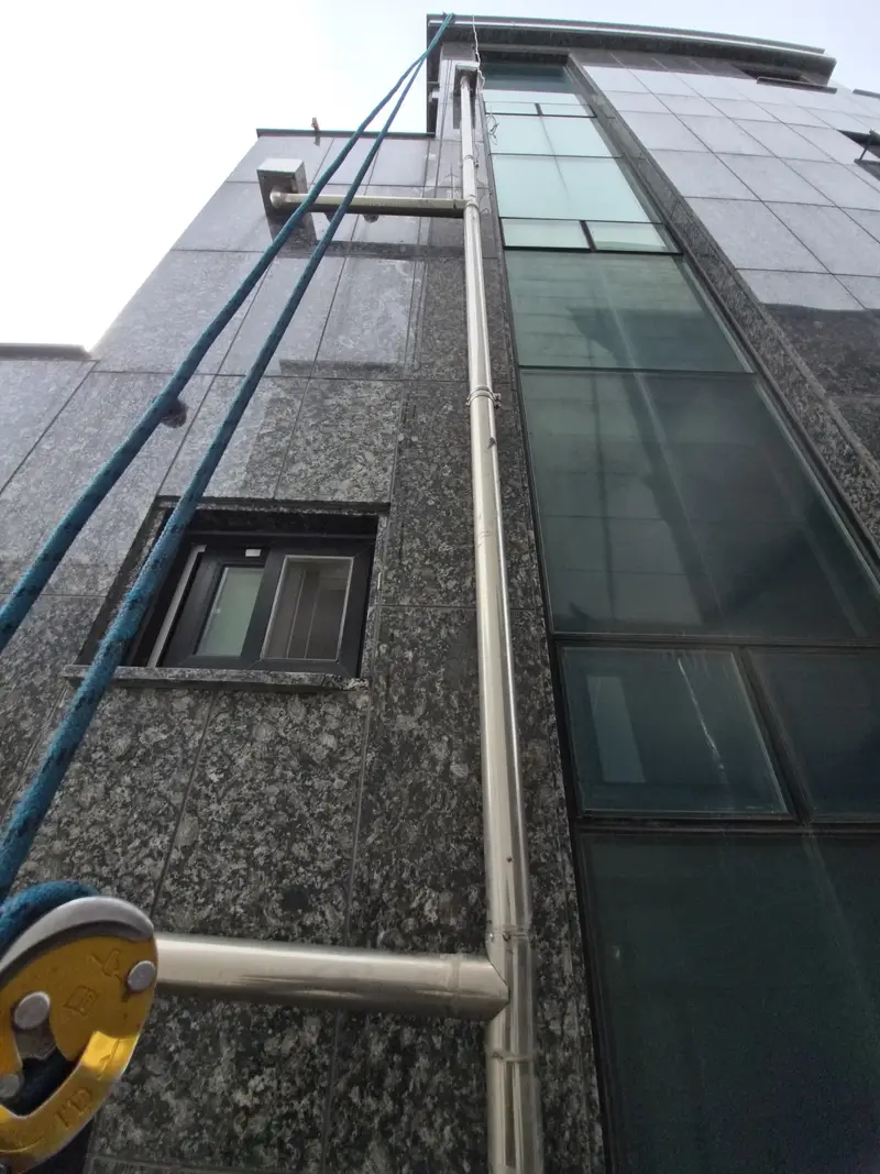 우수관수리 현장 사진 관악구 빌딩 외벽우수관수리
