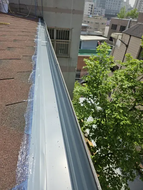 새로 단 은색 옥상 처마 물받이, 물받이재시공 후