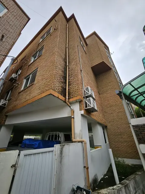 벽돌 주택 외벽을 따라 내려온 기존 우수관, 우수관부분교체 전