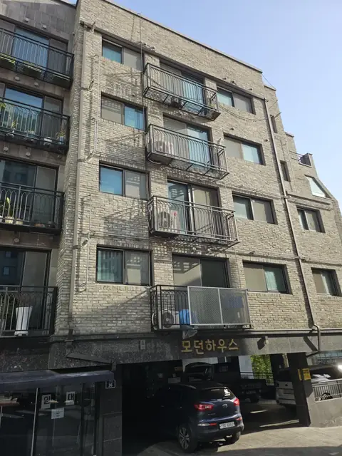 외벽에 우수관을 새로 설치한 5층 빌라, 우수관증설 후