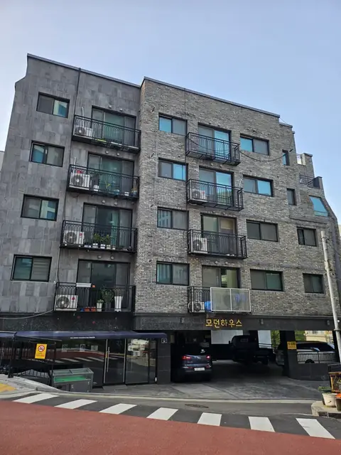 우수관이 없던 회색 벽돌 5층 빌라 외벽, 우수관증설 전