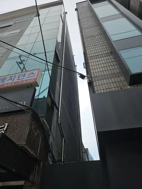 좁은 건물 사이 외벽에 설치한 우수관, 우수관증설 후