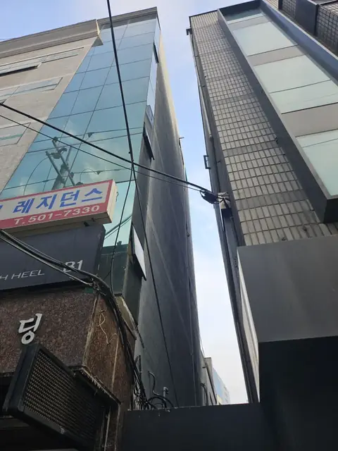 좁은 건물 사이 유리와 타일 마감 외벽, 우수관증설 전
